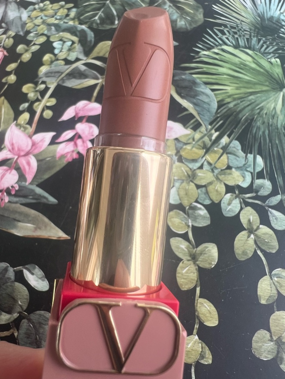Valentino Rosso Satin Lipstick — 190R Walk On The Wild Side IN BOX✨ - Picture 2 of 15